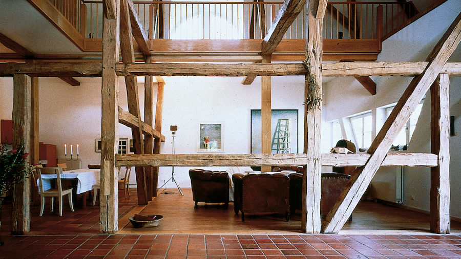 Sessel im Saal der Kunstscheune auf Terracottafliesen umgeben von Fachwerk